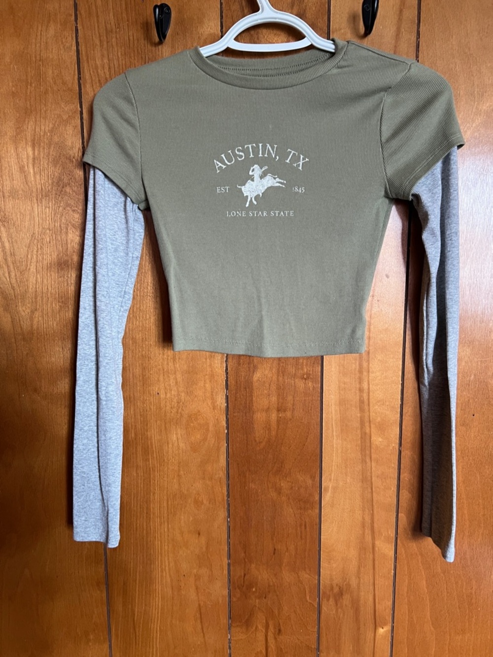 AEROSOLES Olive Cropped Layered-Look Long Sleeve Top with Gray Sleeves